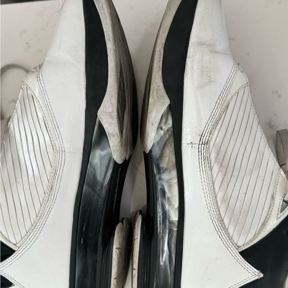 Original Jordan throwbacks. Used Great wearing condition - Picture 14 of 15